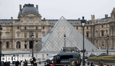 Louvre closes gallery due to structural issue