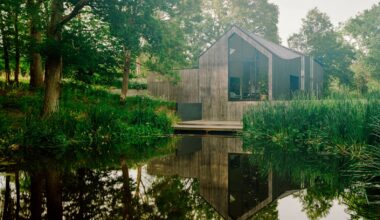 The Roof of This Barnlike U.K. Home Takes a Surprising Turn
