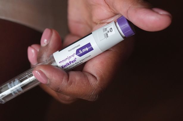 A person using a Mounjaro injection