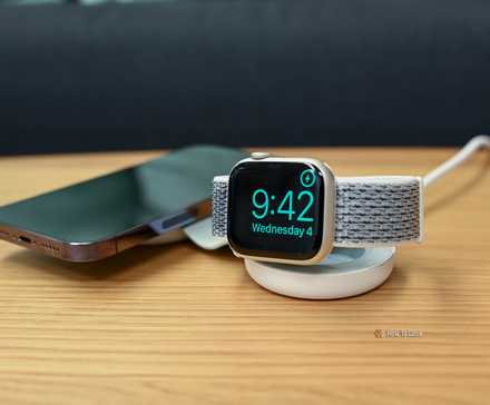 Charging an iPhone 14 Pro and an Apple Watch on the Twelve South ButterFly SE.