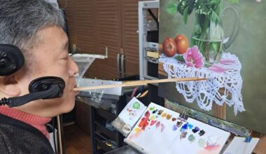 Painter Hwang Jung-eon demonstrates painting with his mouth during an interview at his home in Yongin, Gyeonggi Province, Nov. 27. Korea Times photo by Kim Se-jeong