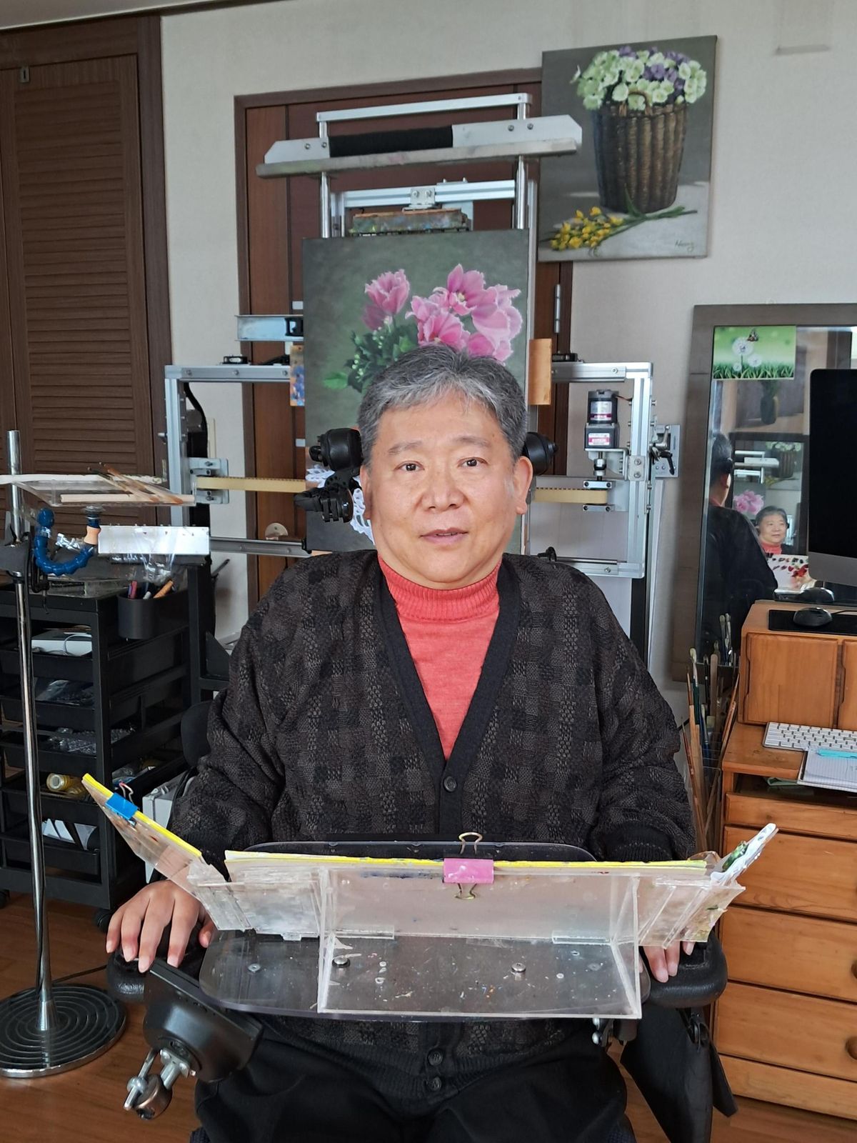 Painter Hwang Jung-eon poses during an interview with The Korea Times at his home in Yongin, Gyeonggi Province, Nov. 27. Korea Times photo by Kim Se-jeong