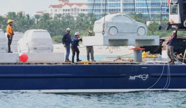 Florida underwater sculpture park: 22 cars plunged into the ocean