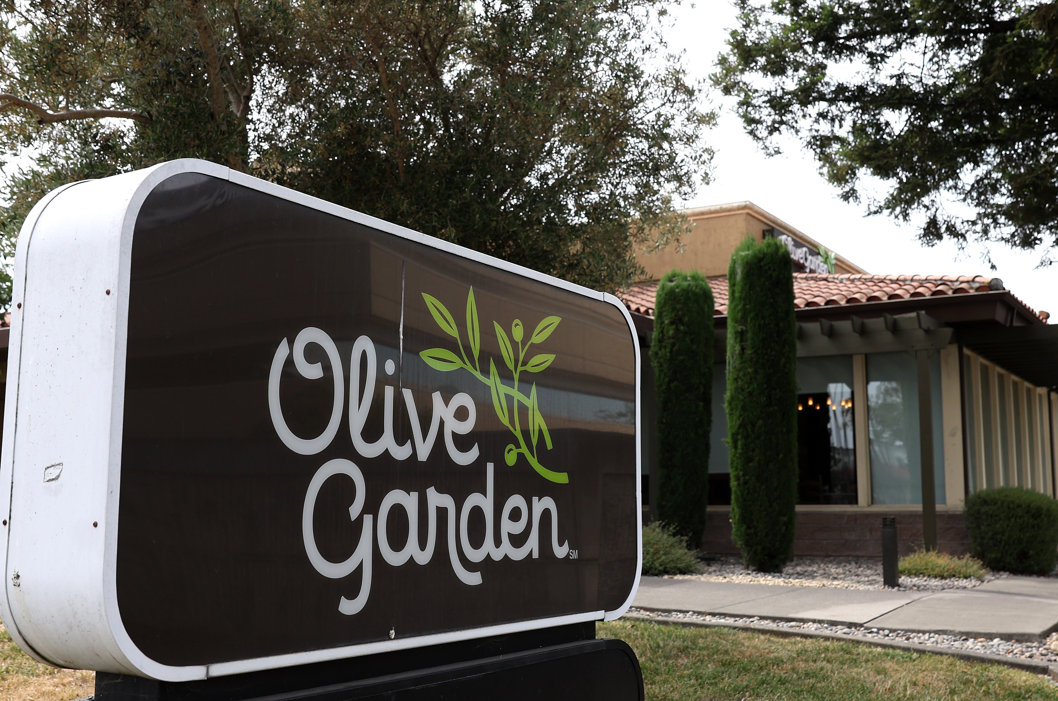 A plate of allegedly non-gluten-free fettuccine has landed Olive Garden on the wrong end of a federal lawsuit.