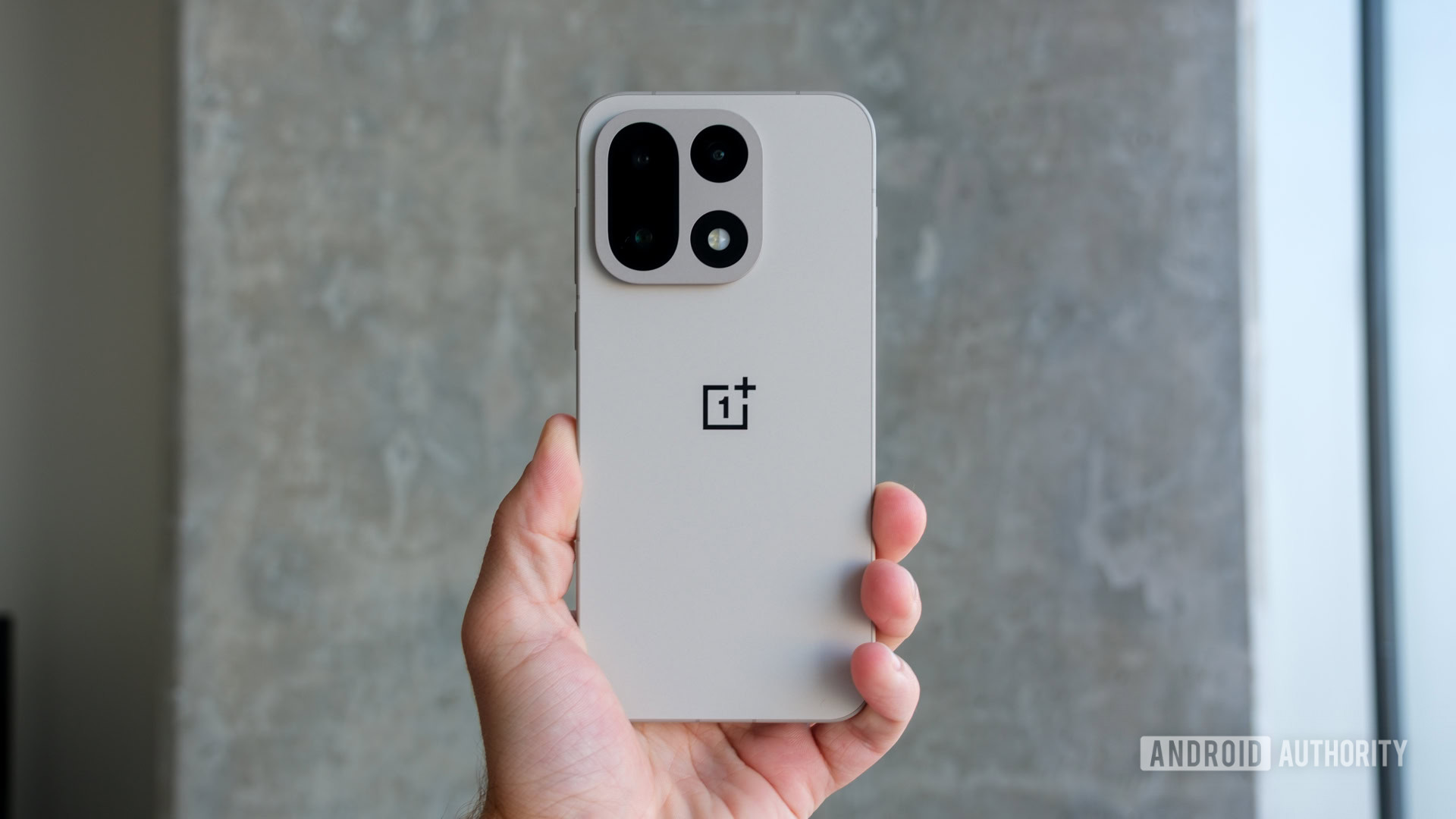 OnePlus 15 sandstone in hand OnePlus 15 sandstone in hand