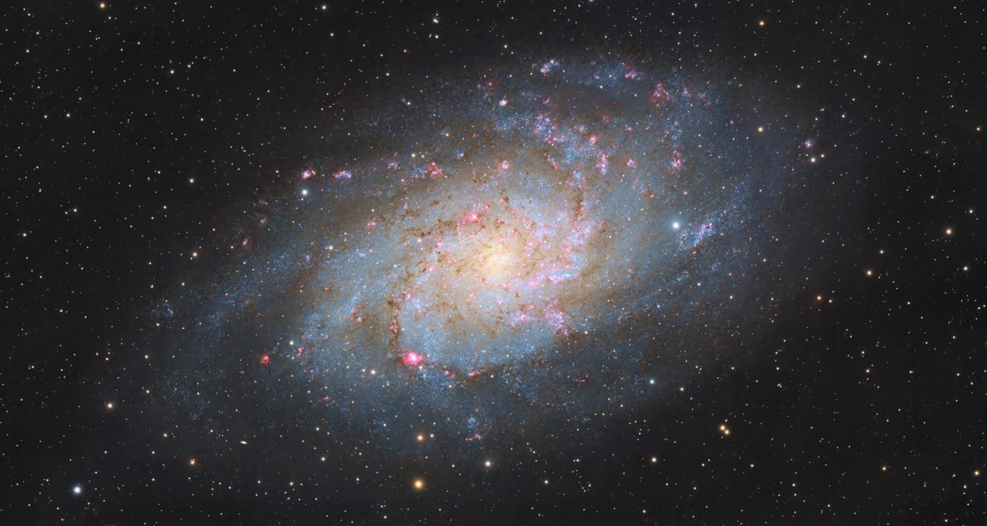 Astrophotographer spies a spiral galaxy bursting with starbirth (photo)