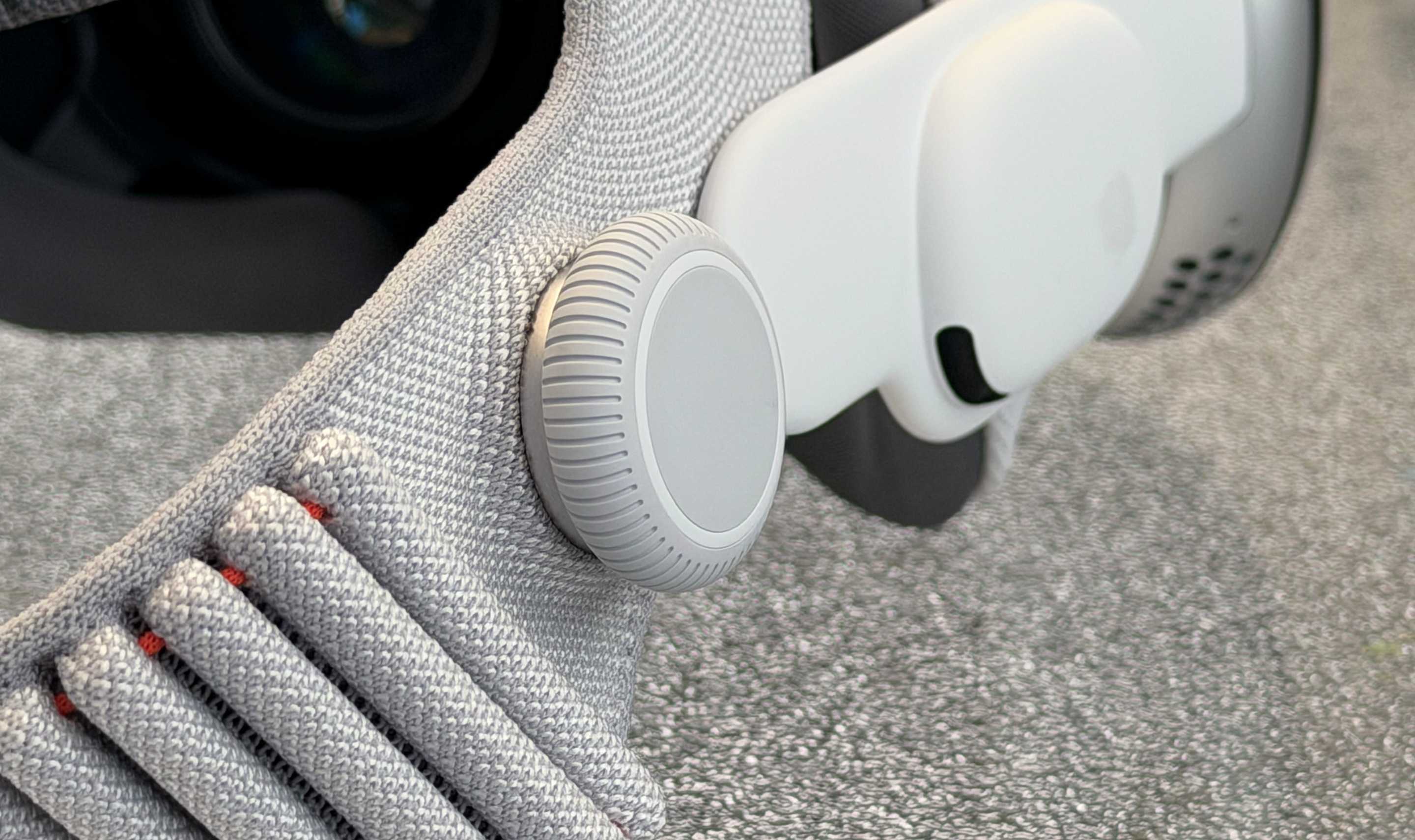 Apple Vision Pro M5 adjustment knob.