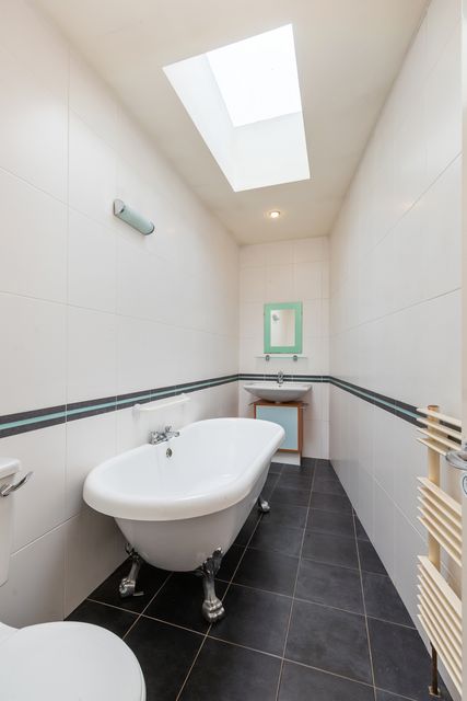 The bathroom of 33b Daniel Street, Portobello, Dublin 8