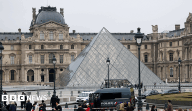Police guard near the pyramid of the Louvre museum in Paris after a jewellery heist robbery. Photo: 19 October 2025
