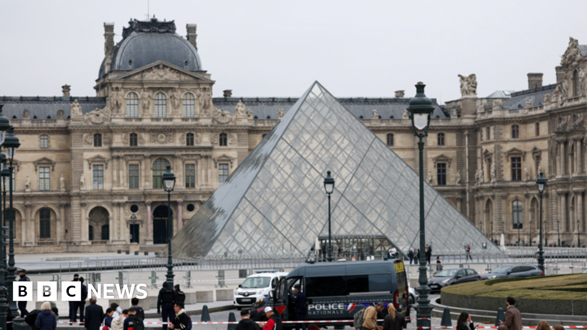 Police guard near the pyramid of the Louvre museum in Paris after a jewellery heist robbery. Photo: 19 October 2025