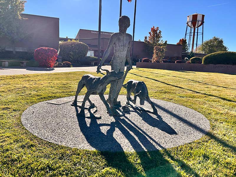 Statue paying tribute to Wilson Rawls in front of the Idaho Falls Public Library | Rett Nelson, EastIdahoNews.com