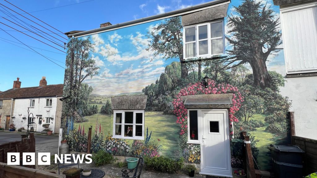 Glastonbury mural gives 94-year-old woman 'dream garden'