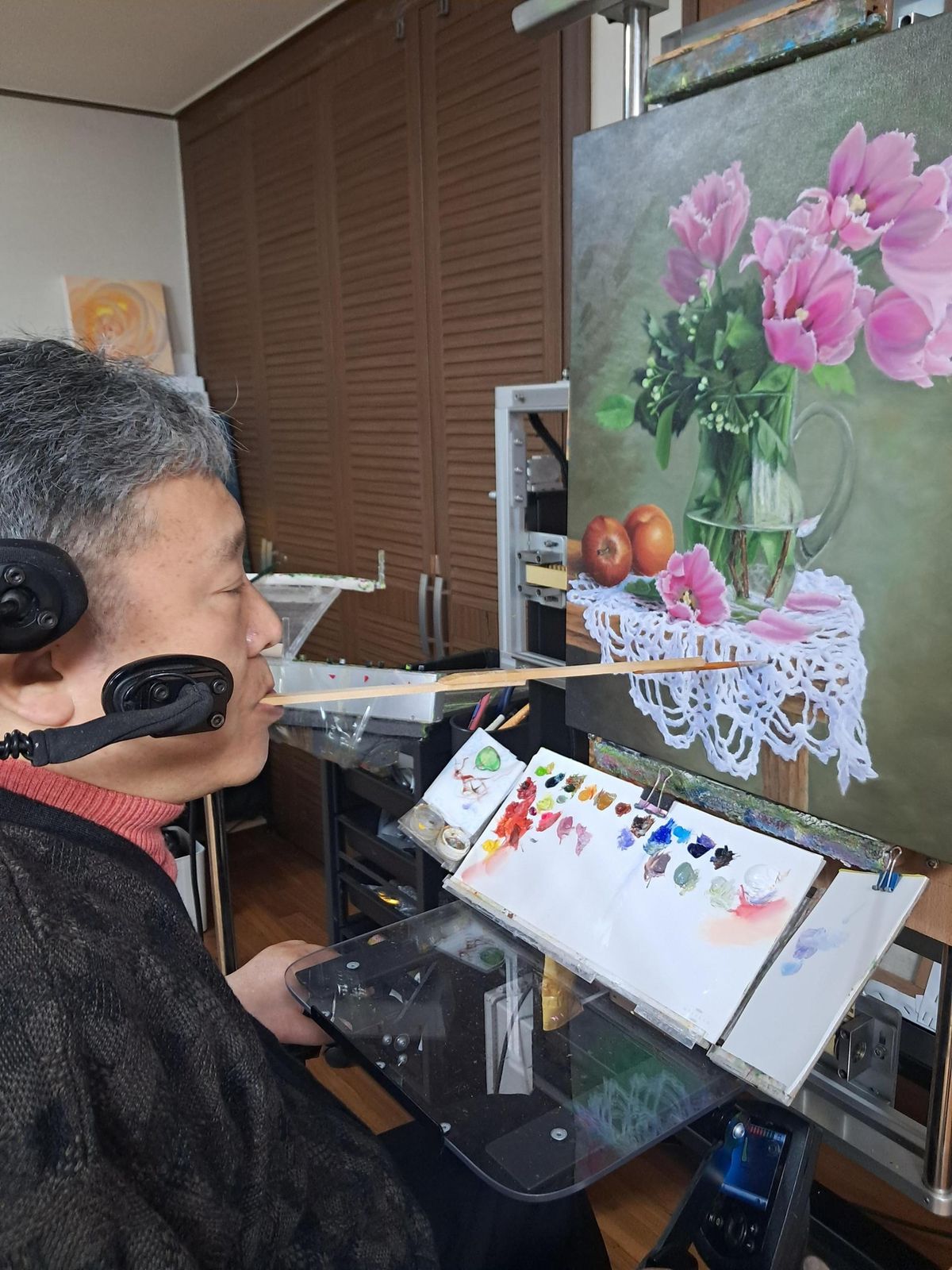 Painter Hwang Jung-eon demonstrates painting with his mouth during an interview at his home in Yongin, Gyeonggi Province, Nov. 27. Korea Times photo by Kim Se-jeong