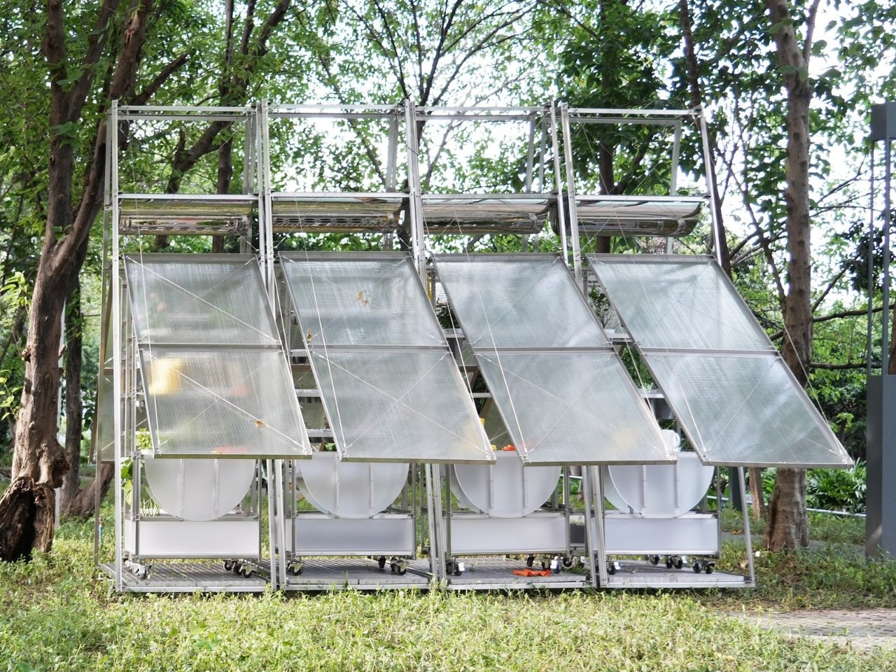This Chinese Greenhouse Folds Open Into a Community Kitchen