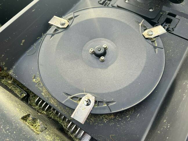 The grass cutting disc of the Sunseeker Elite X5 with three blades