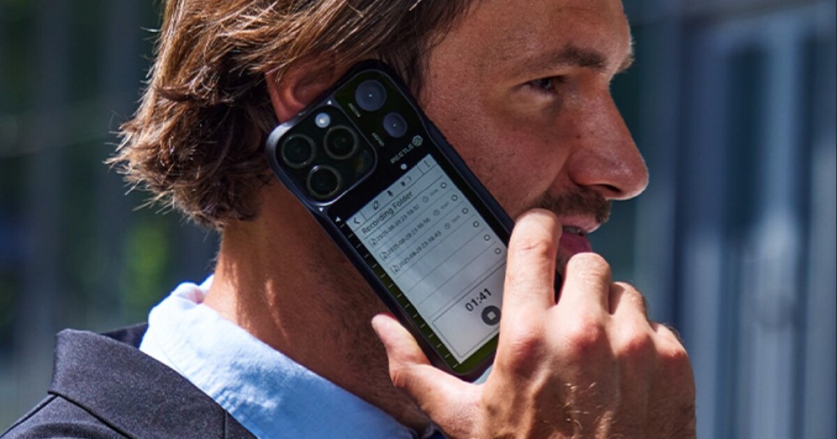 AI E Ink case adds a second display to your iPhone