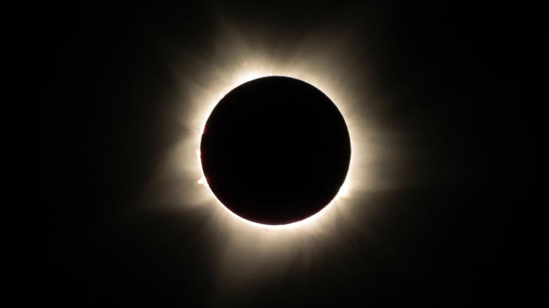 View of a total solar eclipse with the sun behind the moon.