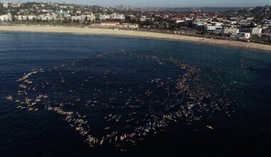 Hundreds swim, float at Bondi Beach to honour victims