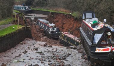 Major incident as sinkhole leaves boats stranded in UK