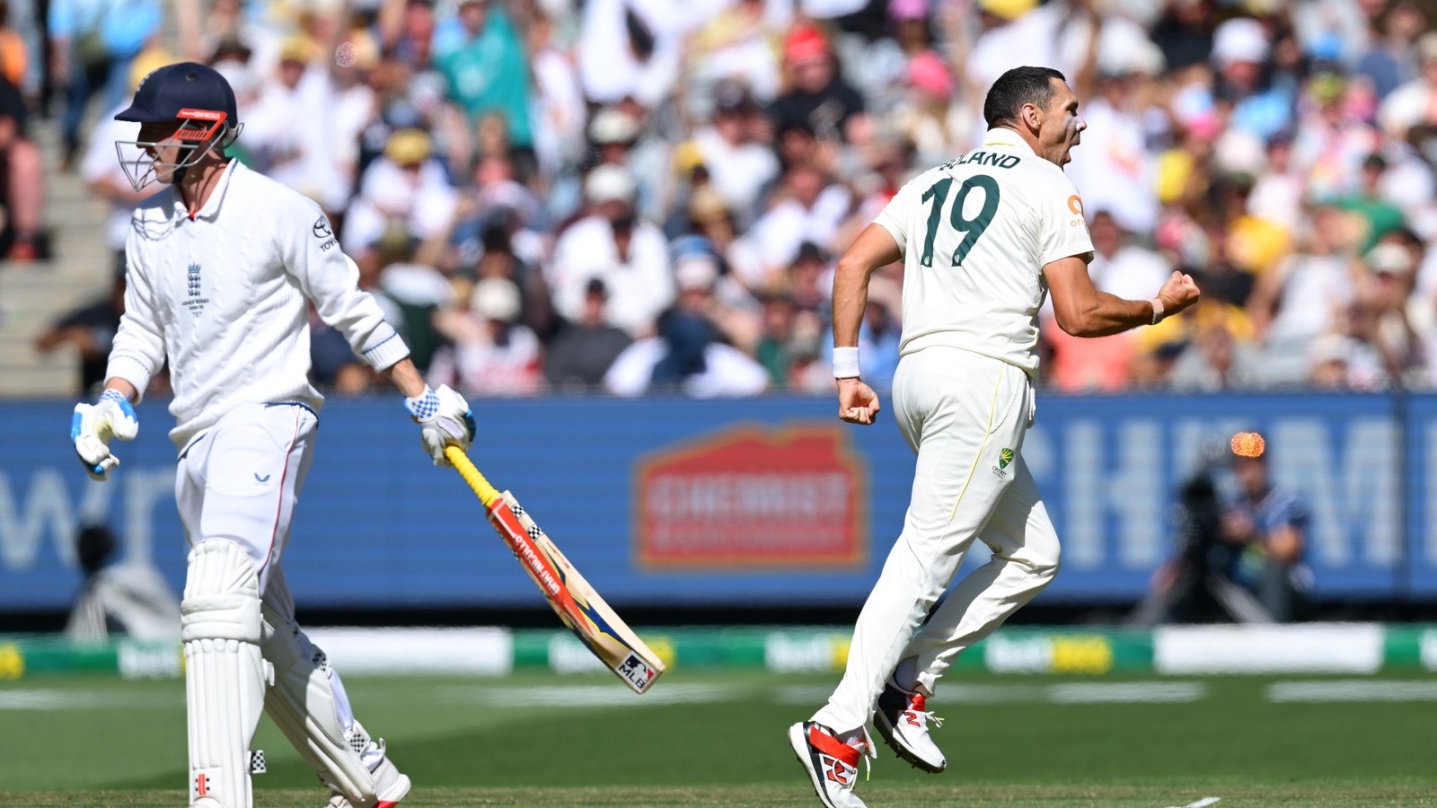 England floundering after 20 wickets fall in Melbourne