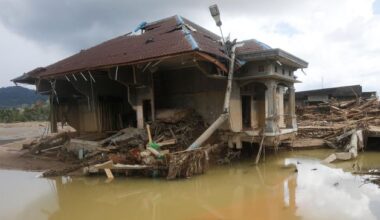 More than 1,300 dead from floods in Indonesia, Sri Lanka and Thailand