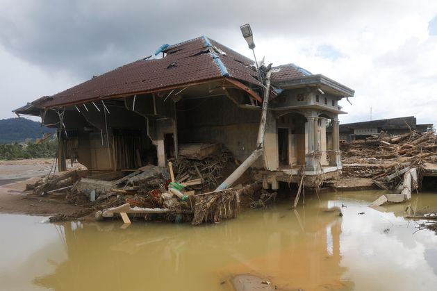 More than 1,300 dead from floods in Indonesia, Sri Lanka and Thailand
