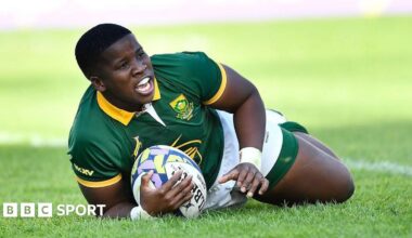 Lusanda Dumke scores a try for South Africa