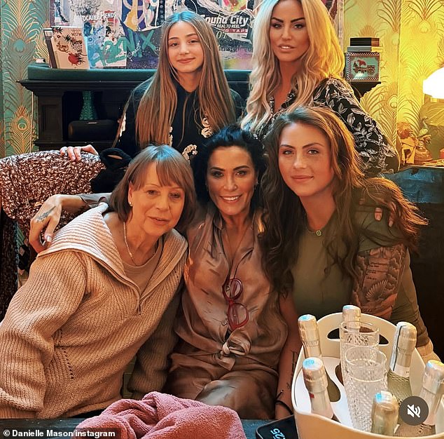 Jessie Wallace and her sister Danielle Mason end their decade-long feud as they are share Christmas snaps together for the first time in eight years