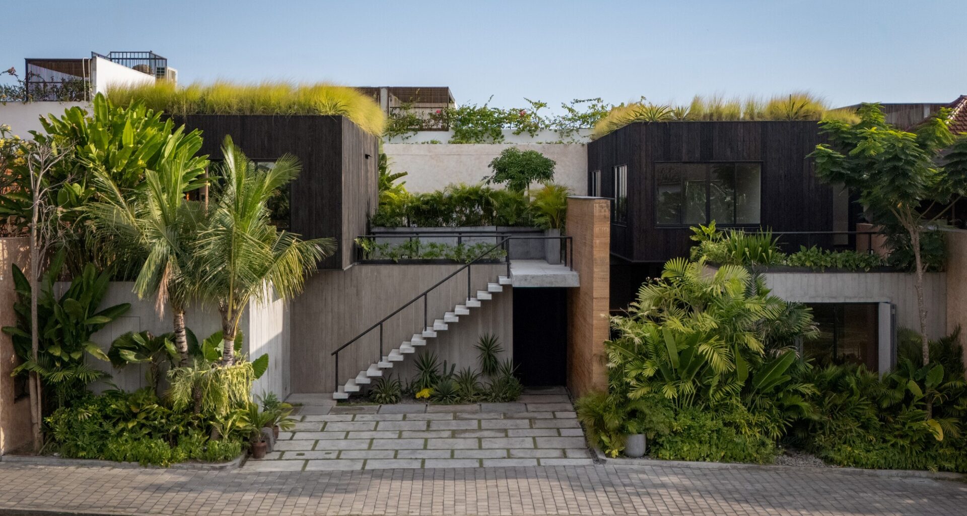 3+2+1 Villa / K-Thengono Design Studio