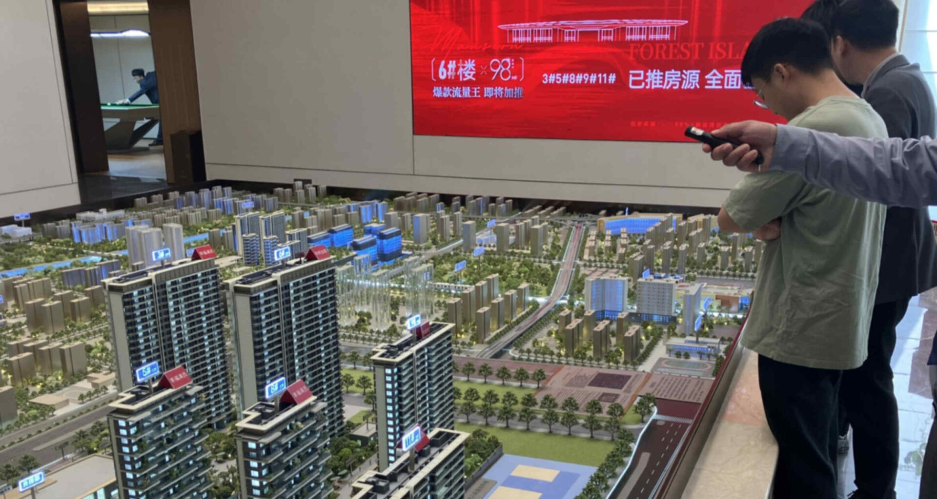 China's ballooning debt heightens deflation risks