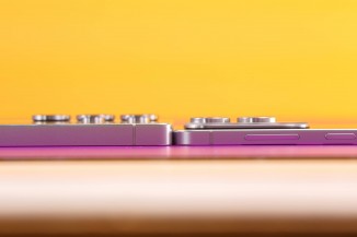 Samsung Galaxy S25 Edge (vs. S25 Ultra on the left)