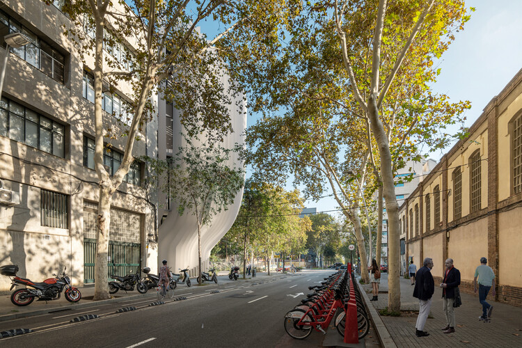 SNOB Architects Designs Contemporary Office Building in Barcelona’s El Raval District - Image 4 of 5