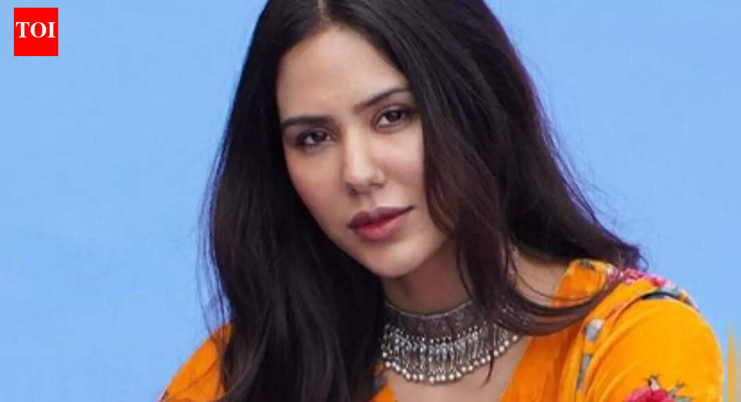 'Border 2': Sonam Bajwa says Diljit Dosanjh never acts like a global star; says, 'His journey is so inspiring' |