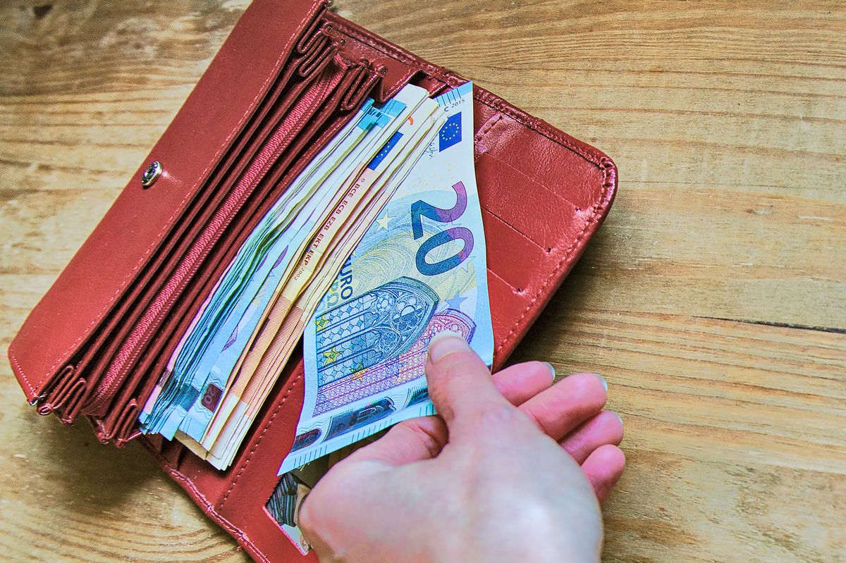Taking euro notes out of a wallet