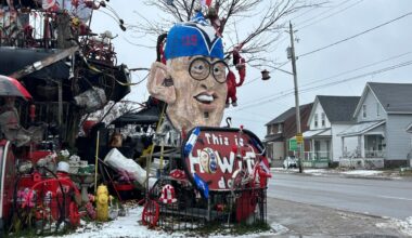 Howie Mandel meets his giant foam doppelgänger in North Bay