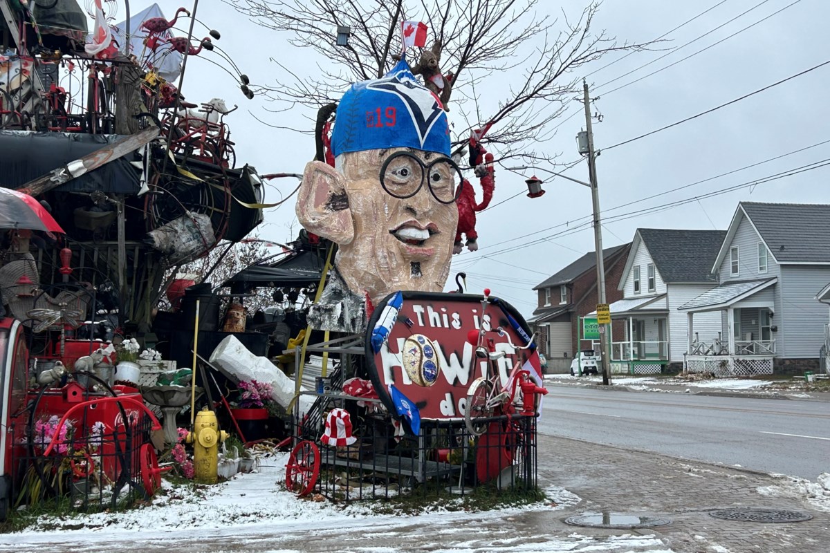 Howie Mandel meets his giant foam doppelgänger in North Bay