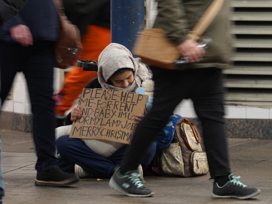 Under holiday lights, New Yorkers weigh every dollar-Xinhua