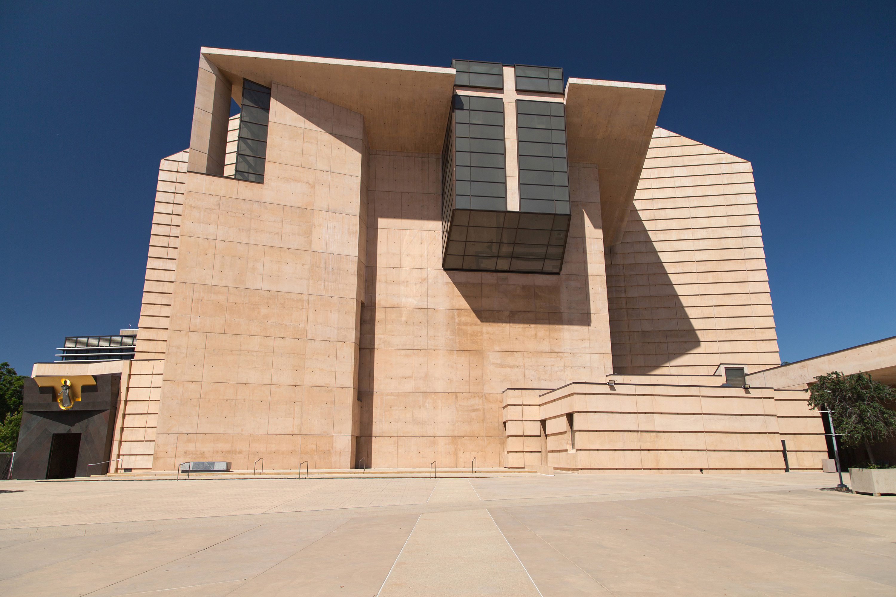 shutterstock_1785348086 - Cathedral,Of,Our,Lady,Of,The,Angels,In,Los,Angeles,