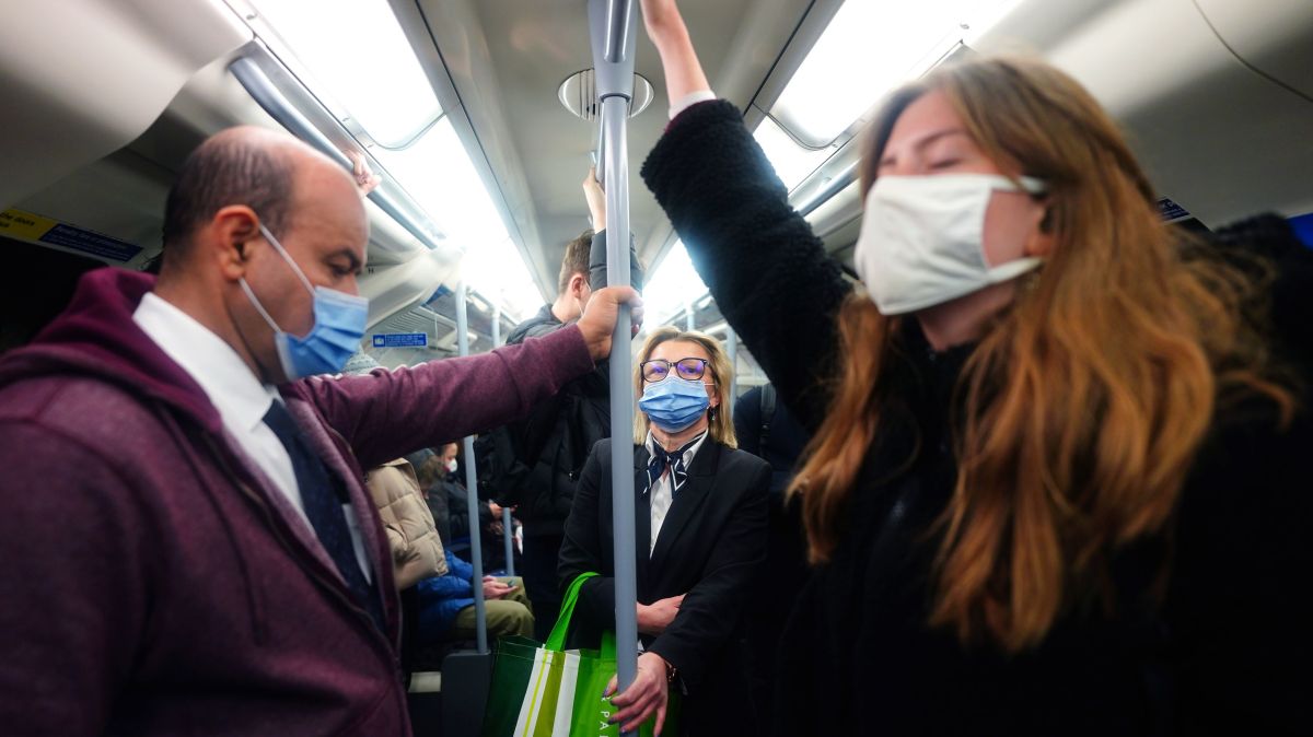You must wear a mask in public if you have a cold, NHS chief says