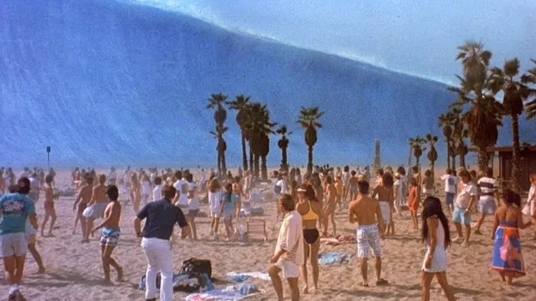 A tidal wave threatens to crash down on beachgoers in The Abyss