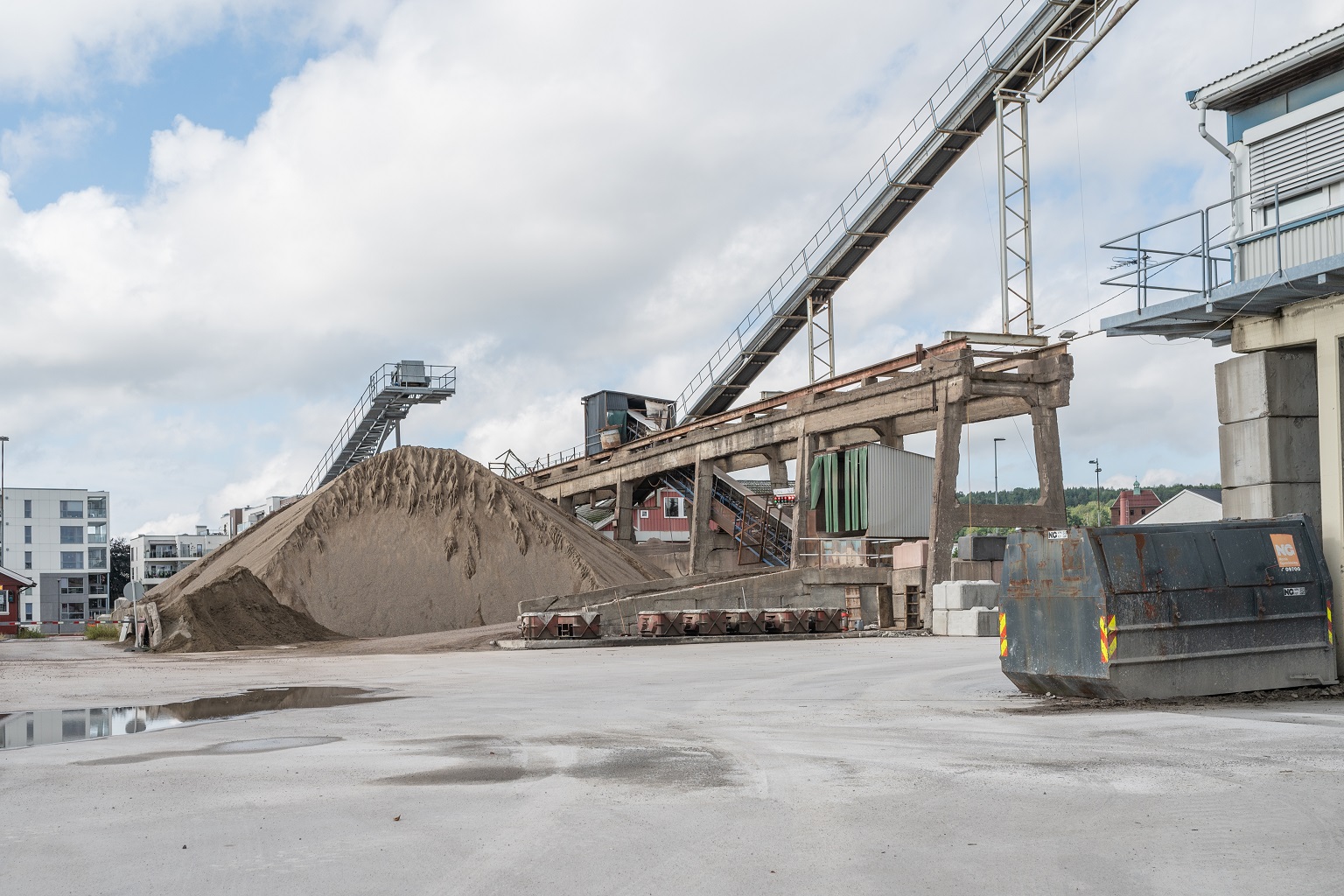 A cement plant in Norway. RDF undergoes further processing and treatment into what’s known as solid recovered fuel (SRF) for use in the cement industry. A paper published this year indicates enduring low chlorine content is vital to ensuring reductions in hazardous emissions.