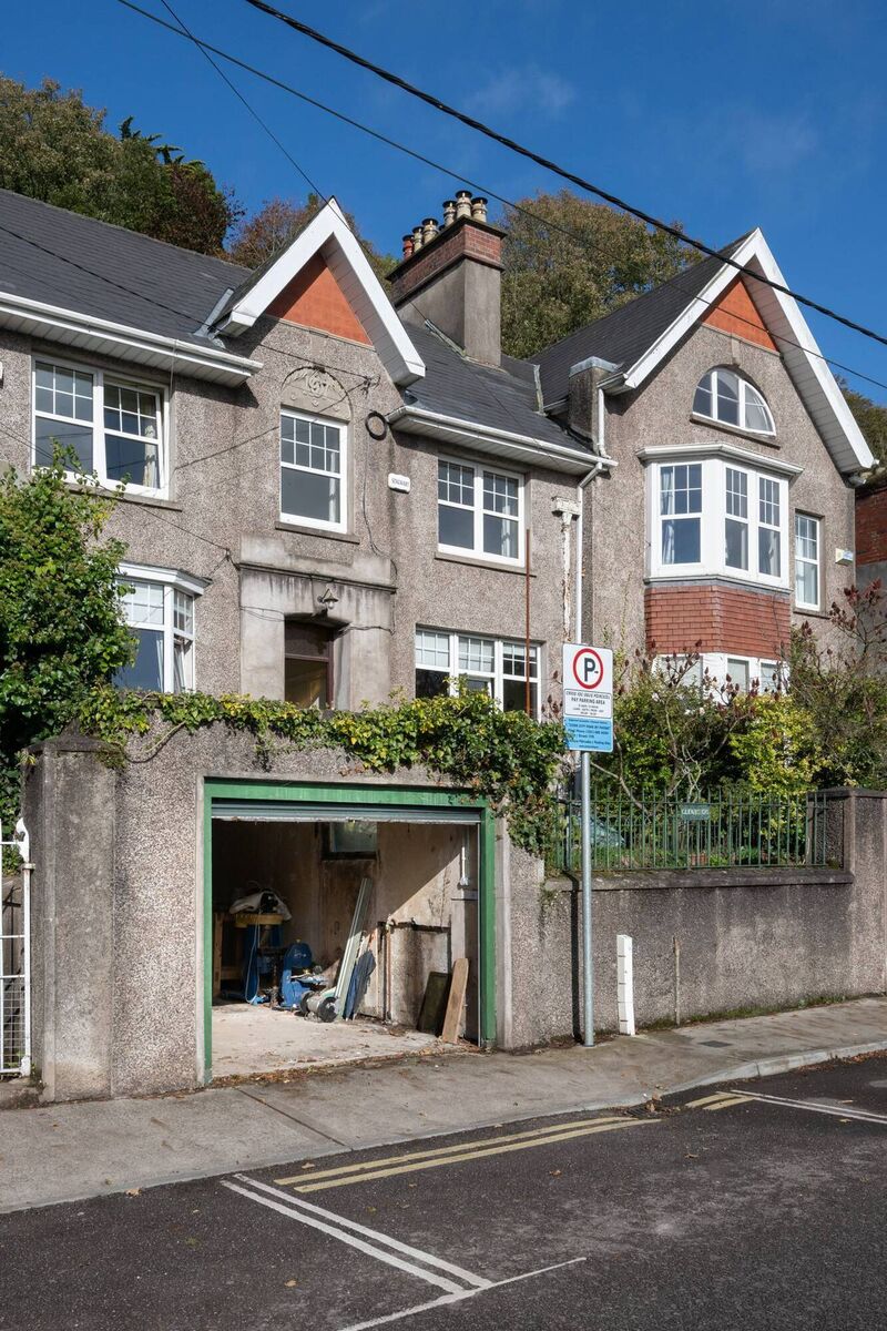 Graceful Glenbeigh and its taller 'siblings'