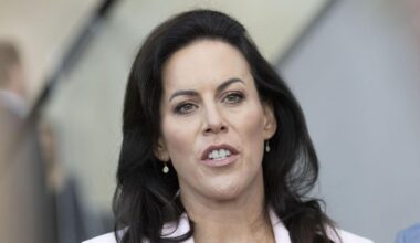 Health minister defends decision not to buy enhanced flu vaccine