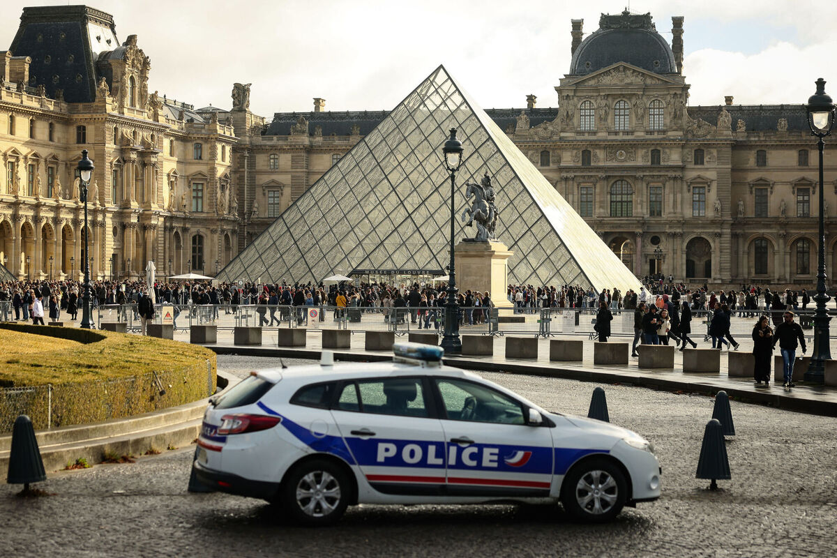A police car in the courtyard of the Louvre museum a week after the robbery. Photo: AP/Thomas Padilla