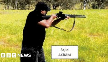 Alleged Bondi gunmen threw 'tennis ball bomb', new documents say