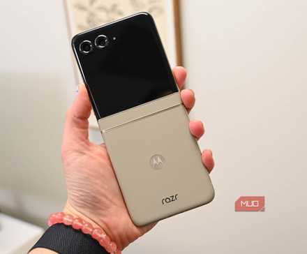 Person holding the Motorola Razr to display the back