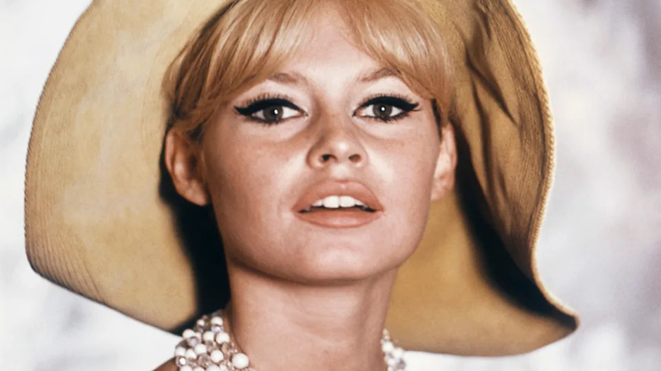 Brigitte Bardot lors d'une présentation d'une collection de chapeaux, 1966, Paris, France. Photo by Keystone-France on Getty Images