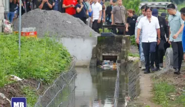 President Ferdinand R. Marcos Jr. leads the inspection of a riverwall in Barangay Piel, Baliuag, Bulacan which was tagged as a 'ghost project.' (Mark Balmores)