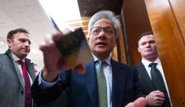 Huang Signing an object