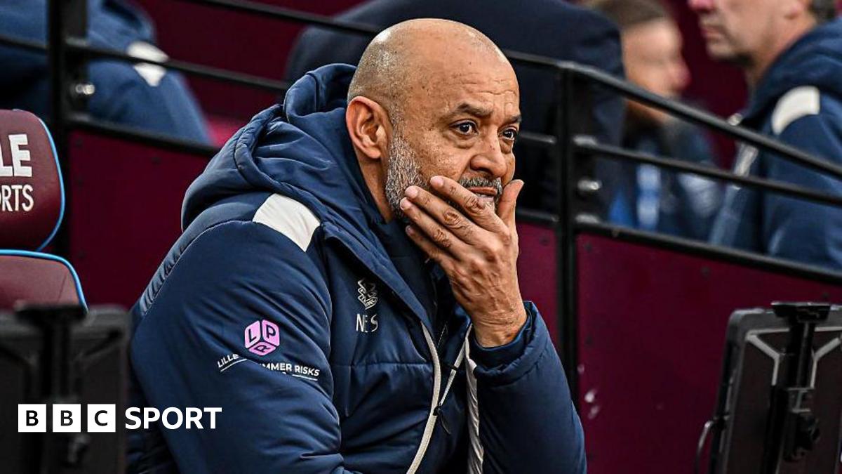 Nuno Espírito Santo looks on during a West Ham match